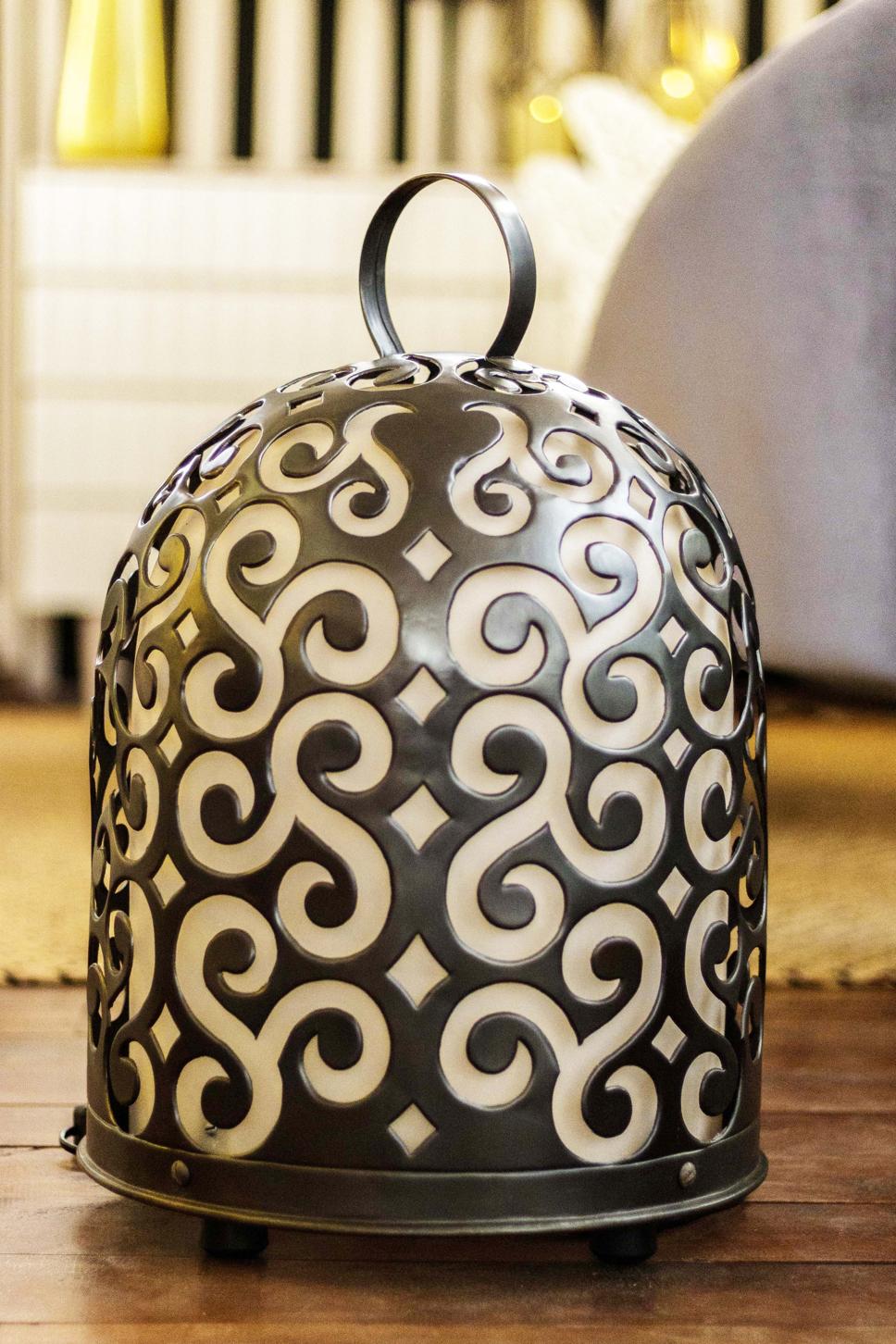 Brass chicken house stand lamp