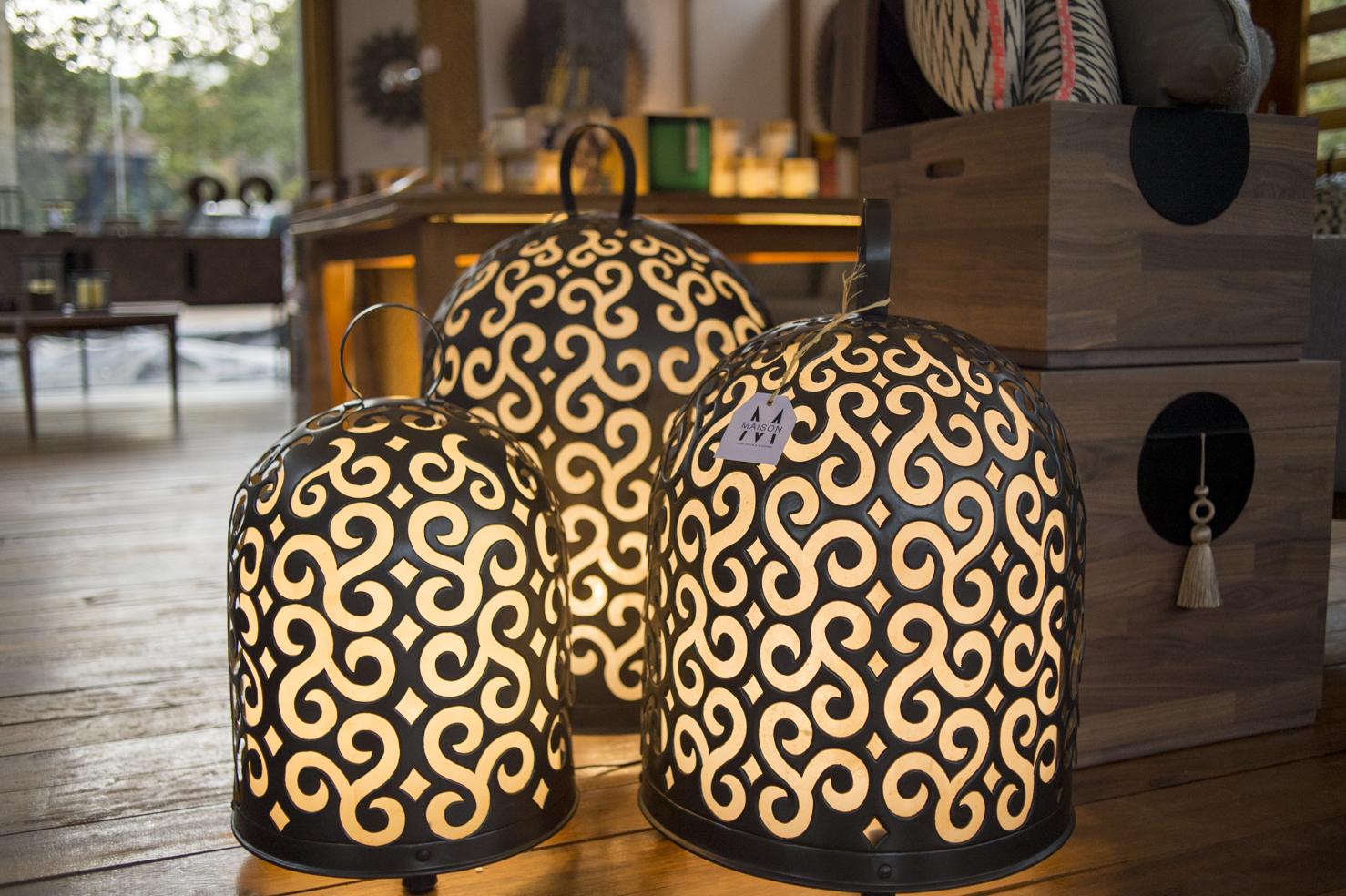 Brass chicken house stand lamp