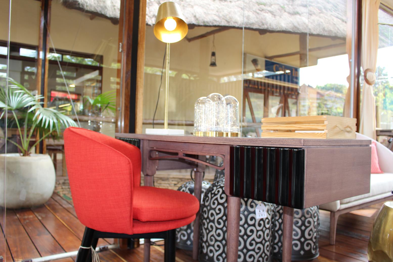 Ring working desk with front skirt