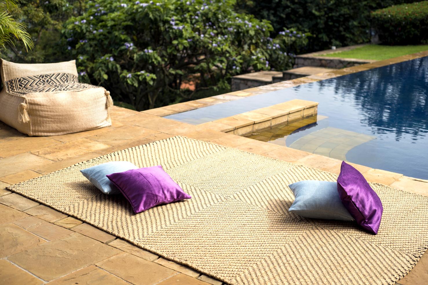 Handwoven water hyacinth rug with chain pattern
