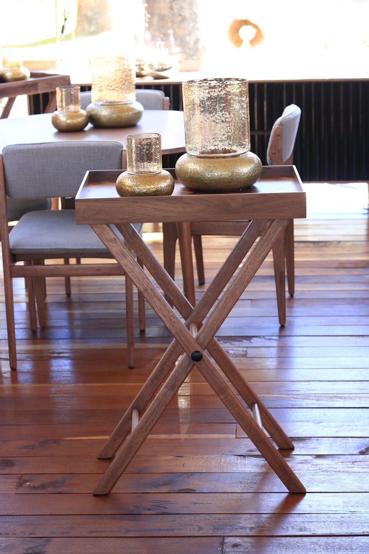 Harmonize high tray table
