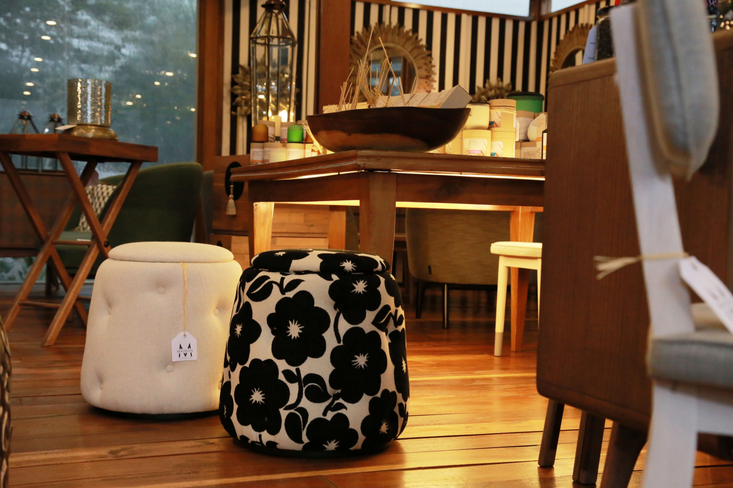 Beauty stool with lid color floral