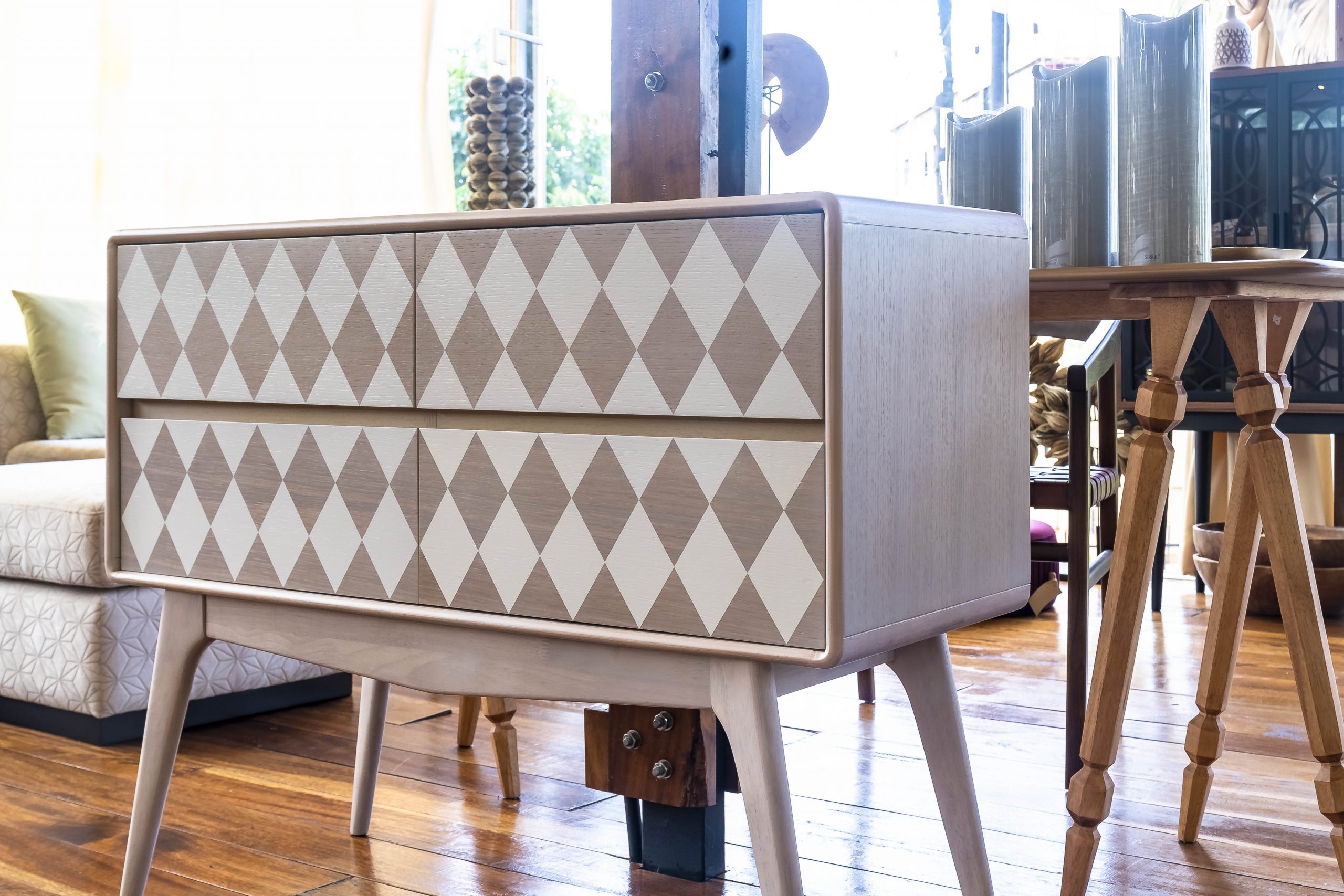 checker 4dr cabinet Natural white